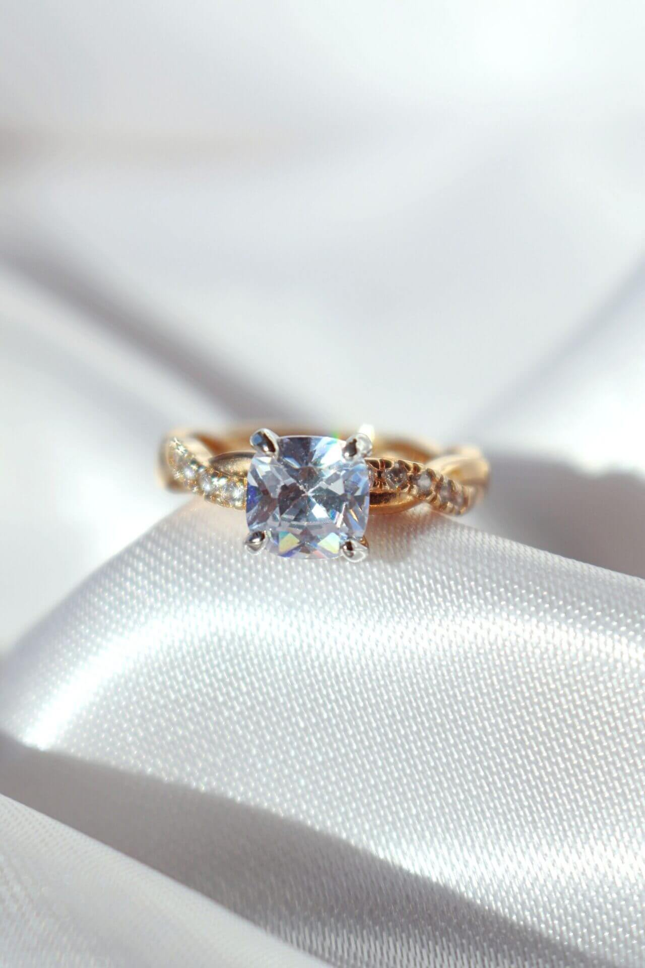 "Cinderella" | 18K Solitaire Ring